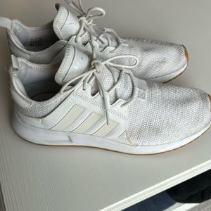 Adidas white casual tennis shoes